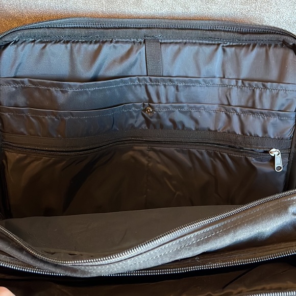 Northface Messenger Bag in Black with multiple compartments - Picture 2 of 8